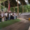 Peserta School Camp 2025 secara antusias menyaksikan proses pembuatan angklung di workshop Saung Angklung Udjo.