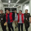 Dok. Petinggi BPR Indramayu saat ditetapkan sebagai tersangka oleh Kejati Jabar atas dugaan korupsi penyaluran kredit. Foto. Sandi Nugraha.