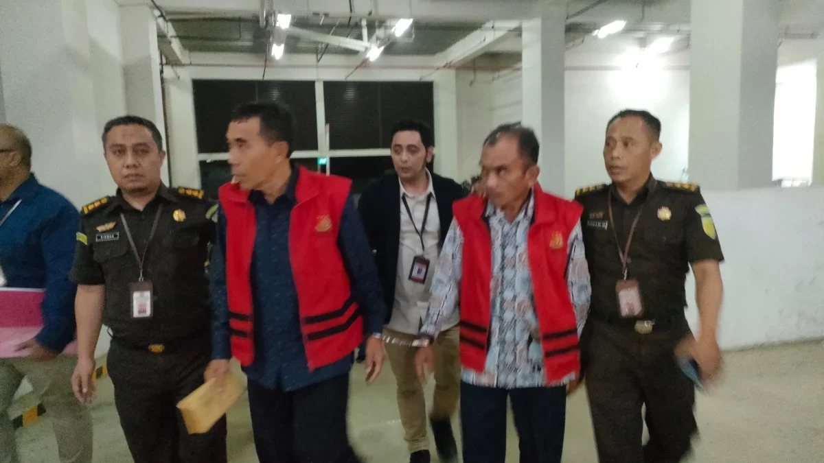 Rugikan Keuangan Negara hingga Rp139 M, Kejati Jabar Tetapkan 3 Petinggi BPR Karya Remaja Indramayu sebagai Tersangka Dok. Petinggi BPR Indramayu saat ditetapkan sebagai tersangka oleh Kejati Jabar atas dugaan korupsi penyaluran kredit. Foto. Sandi Nugraha.