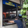 Ilustrasi: Warga mendaftar pemutihan pajak kendaraan bermotor di Samsat beberapa waktu lalu. Foto: Dimas Rachmatsyah / Jabar Ekspres