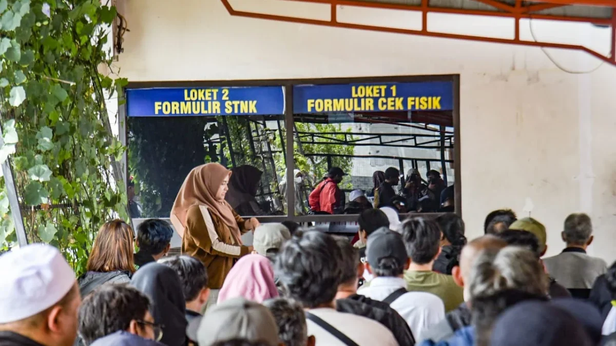 Ilustrasi: Antrian warga mendaftar pemutihan pajak kendaraan bermotor di Samsat beberapa waktu lalu. Foto: Dimas Rachmatsyah / Jabar Ekspres