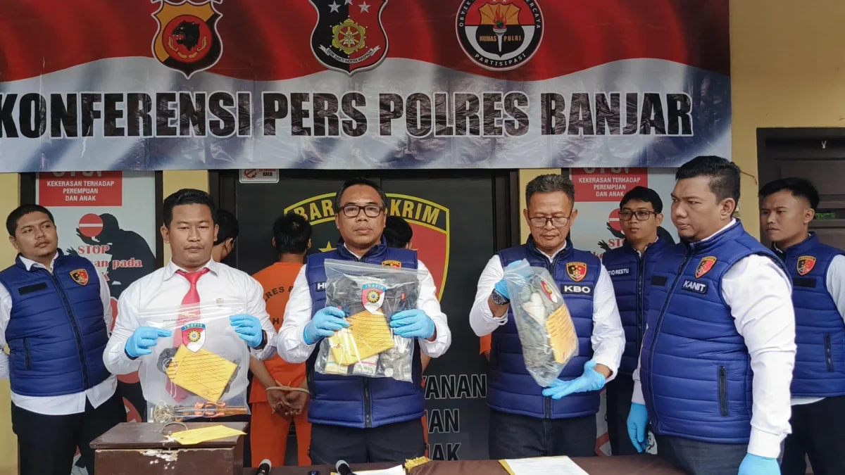 Polres Banjar saat merilis kasus pencurian kotak amal oleh pelaku berinisial JA, Senin (30/6/2025). (Cecep Herdi/Jabar Ekspres)