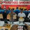 Dok. Edarkan narkoba, 51 orang berhasil dibekuk Satres Narkoba Polrestabes Bandung. Senin (30/6). Foto. Sandi Nugraha.