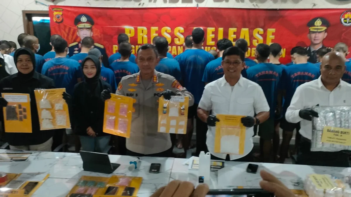 Dok. Edarkan narkoba, 51 orang berhasil dibekuk Satres Narkoba Polrestabes Bandung. Senin (30/6). Foto. Sandi Nugraha.