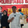 Polrestabes Bandung melalui Satnarkoba berhasil mengungkap peredaran sabu-sabu jenis blue ice. Senin (30/6). Foto. Sandi Nugraha.