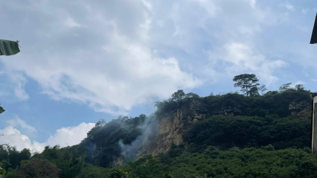Aktivitas tambang di Kawasan Karst Citatah, Padalarang, Bandung Barat. Senin (30/6). Dok Jabar Ekspres/Suwitno