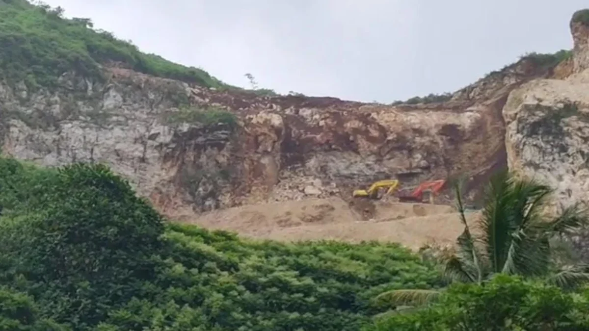 Aktivitas tambang di Kawasan Karst Citatah, Kecamatan Padalarang, Bandung Barat. Dok Jabar Ekspres/Suwitno