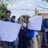 Aksi mahasiswa di depan Kantor KCD Pendidikan wilayah 13 Ciamis, Senin (30/6/2025). Mereka menilai KCD wilayah 13 gagal menjaga mutu pendidikan. (Cecel Herdi/Jabar Ekspres