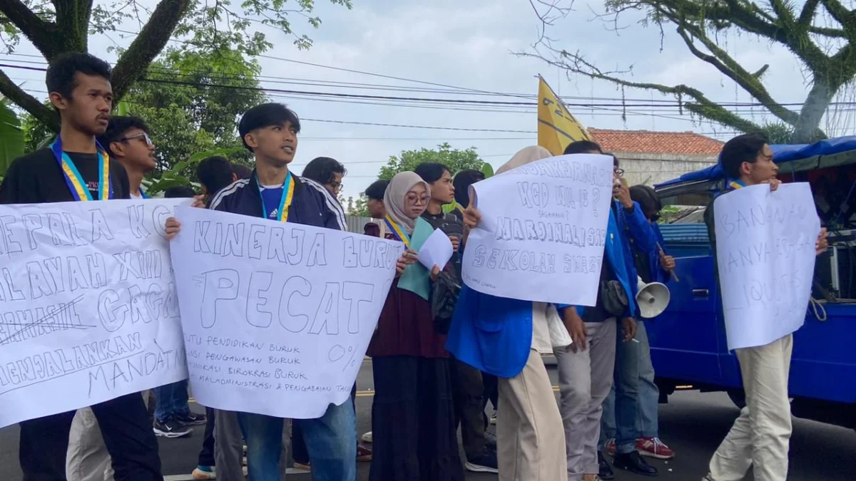 Didemo Mahasiswa, Kepala KCD Ciamis Lari ke Pangandaran! Aksi mahasiswa di depan Kantor KCD Pendidikan wilayah 13 Ciamis, Senin (30/6/2025). Mereka menilai KCD wilayah 13 gagal menjaga mutu pendidikan. (Cecel Herdi/Jabar Ekspres