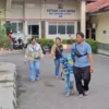 keluarga dari korban bersama ayahnya dan kedua bibinya mendatangi Kepolisian Resor Kota (Polresta) Bandung untuk menjalani pemeriksaan lebih lanjut pada Senin (30/6/2025). Foto Istimewa