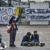 Sejumlah mahasiswa menggelar aksi bertajuk Aksi Simbolik BEM SI Kerakyatan Jabar di depan Gedung DPRD Jawa Barat, Kota Bandung, Senin (30/6). Foto: Dimas Rachmatsyah / Jabar Ekspres