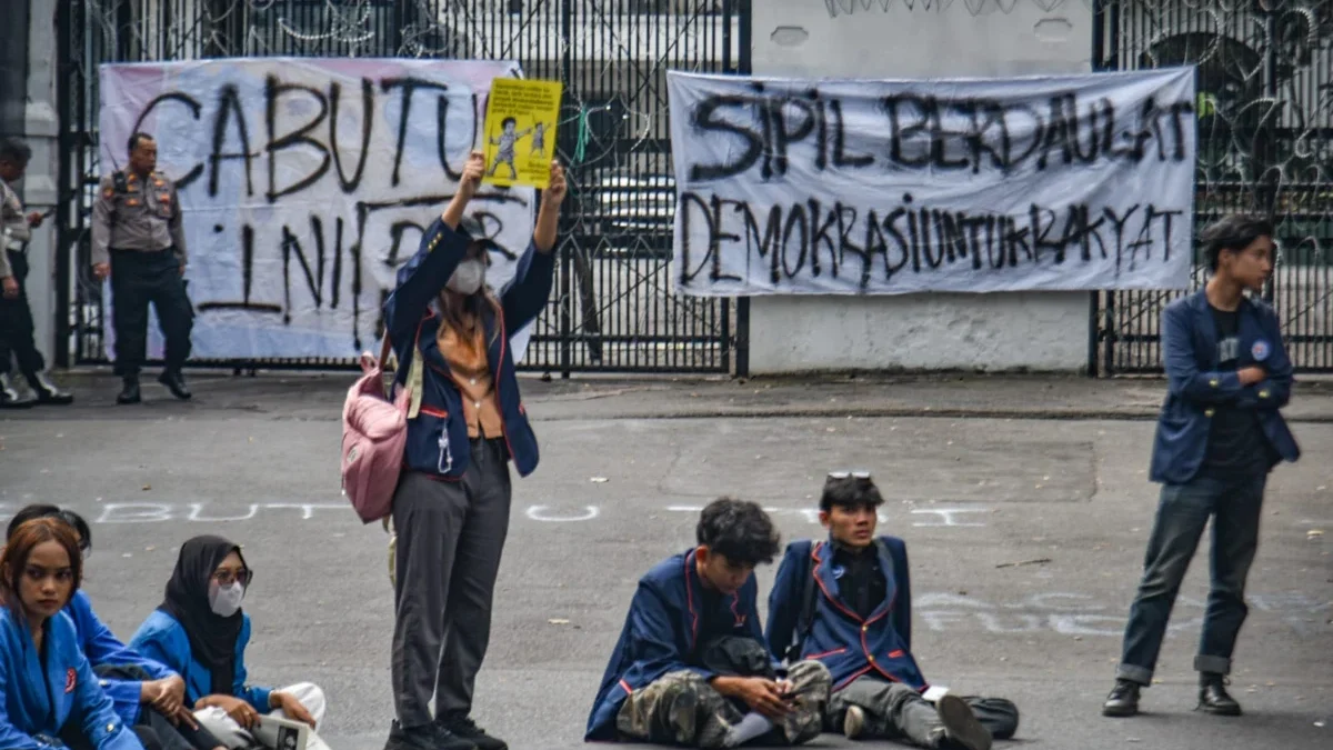 Aksi Unjuk Rasa Mahasiswa di DPRD Jabar, Desak Hak Uji Materi UU TNI Sejumlah mahasiswa menggelar aksi bertajuk Aksi Simbolik BEM SI Kerakyatan Jabar di depan Gedung DPRD Jawa Barat, Kota Bandung, Senin (30/6). Foto: Dimas Rachmatsyah / Jabar Ekspres
