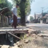 Proyek normalisasi drainase oleh DPUTR di wilayah Desa Rancaekekwetan, Kecamatan Rancaekek, Kabupaten Bandung mangkrak dan belum ada kejelasan penyelesaian. (Yanuar/Jabar Ekspres)