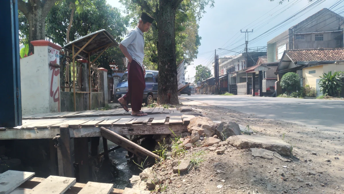 Proyek normalisasi drainase oleh DPUTR di wilayah Desa Rancaekekwetan, Kecamatan Rancaekek, Kabupaten Bandung mangkrak dan belum ada kejelasan penyelesaian. (Yanuar/Jabar Ekspres)