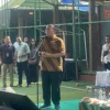 Wakil Ketua DPR RI Cucun Ahmad Syamsurijal memberikan sambutan saat mendampingi Menteri Koordinator Pemberdayaan Masyarakat Muhaimin Iskandar (Cak Imin) dalam kunjungan kerja di Desa Wangisagara, Kecamatan Majalaya, Kabupaten Bandung, Sabtu (21/6/2025). Foto Agi