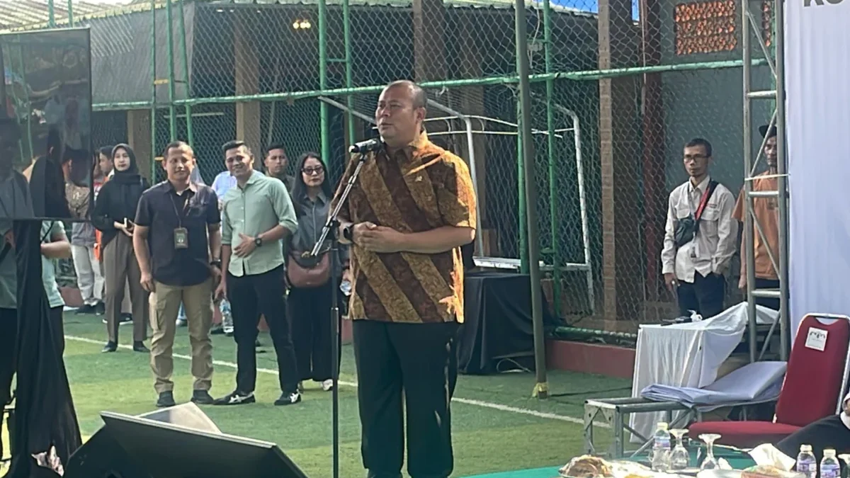 Target 2026 Nol Kemiskinan Ekstrem di Kabupaten Bandung, Cucun Ahmad Tegaskan Ini Wakil Ketua DPR RI Cucun Ahmad Syamsurijal memberikan sambutan saat mendampingi Menteri Koordinator Pemberdayaan Masyarakat Muhaimin Iskandar (Cak Imin) dalam kunjungan kerja di Desa Wangisagara, Kecamatan Majalaya, Kabupaten Bandung, Sabtu (21/6/2025). Foto Agi