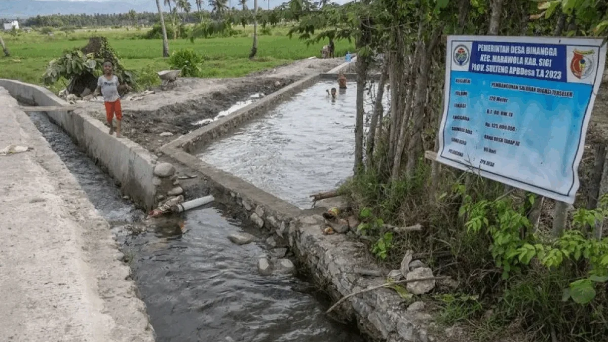Prioritaskan Pembangunan dan Pemberdayaan Masyarakat, Kemenkeu Salurkan Dana Desa Sebesar Rp37,38 Triliun Sejumlah anak bermain air di saluran irigasi tersier yang dibangun menggunakan dana desa di Desa Binangga, Sigi, Sulawesi tengah. (foto/ANTARA)