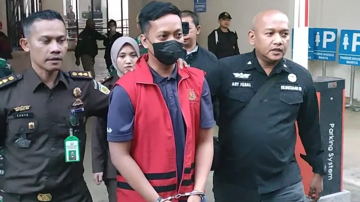 Terlibat Korupsi KUR Fiktif di BRI Ciamis, AJP Resmi Ditetapkan sebagai Tersangka Dok. Salah seorang tersangka pemberian KUR fiktif Bank BRI Cabang Ciamis berinisial AJP saat digiring Kejati Jabar. Kamis (26/6). Foto. Sandi Nugraha.