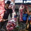 Warga memotong daging sapi kurban di Masjid Al Muttaqiin, Jalan Hasan Saputra l, Kota Bandung, Jumat (6/6). Foto: Dimas Rachmatsyah / Jabar Ekspres