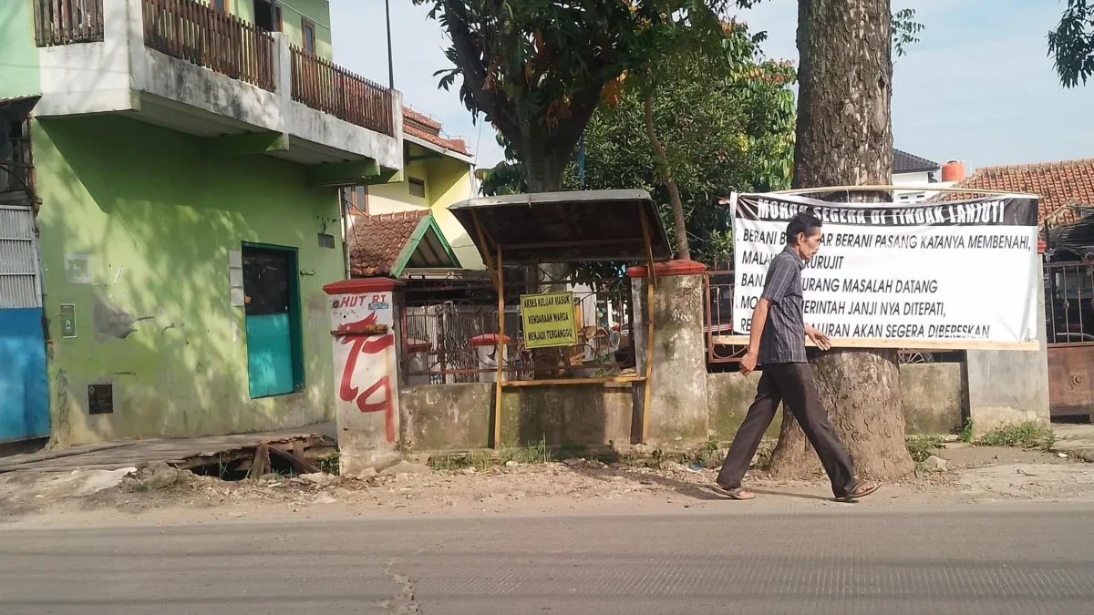 Proyek Normalisasi Drainase di Rancaekek Mangkrak, Kadis PUTR Kabupaten Bandung Tuding Kendala Akibat Warga Proyek normalisasi drainase di wilayah Desa Rancaekekwetan, Kecamatan Rancaekek, Kabupaten Bandung yang mangkrak terbengkalai menuai banyak sorotan. (Yanuar/Jabar Ekspres)