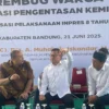 Menteri Koordinator Pemberdayaan Masyarakat Muhaimin Iskandar (tengah), Bupati Bandung Dadang Supriatna (Kanan) dan Wakil Ketua DPR RI, Cucun Ahmad Syamsurijal (Kiri) saat menghadiri rembug warga bertajuk koordinasi pengentasan kemiskinan di Desa Wangisagara, Kecamatan Majalaya, Kabupaten Bandung, Sabtu (21/6/2025). Foto Agi