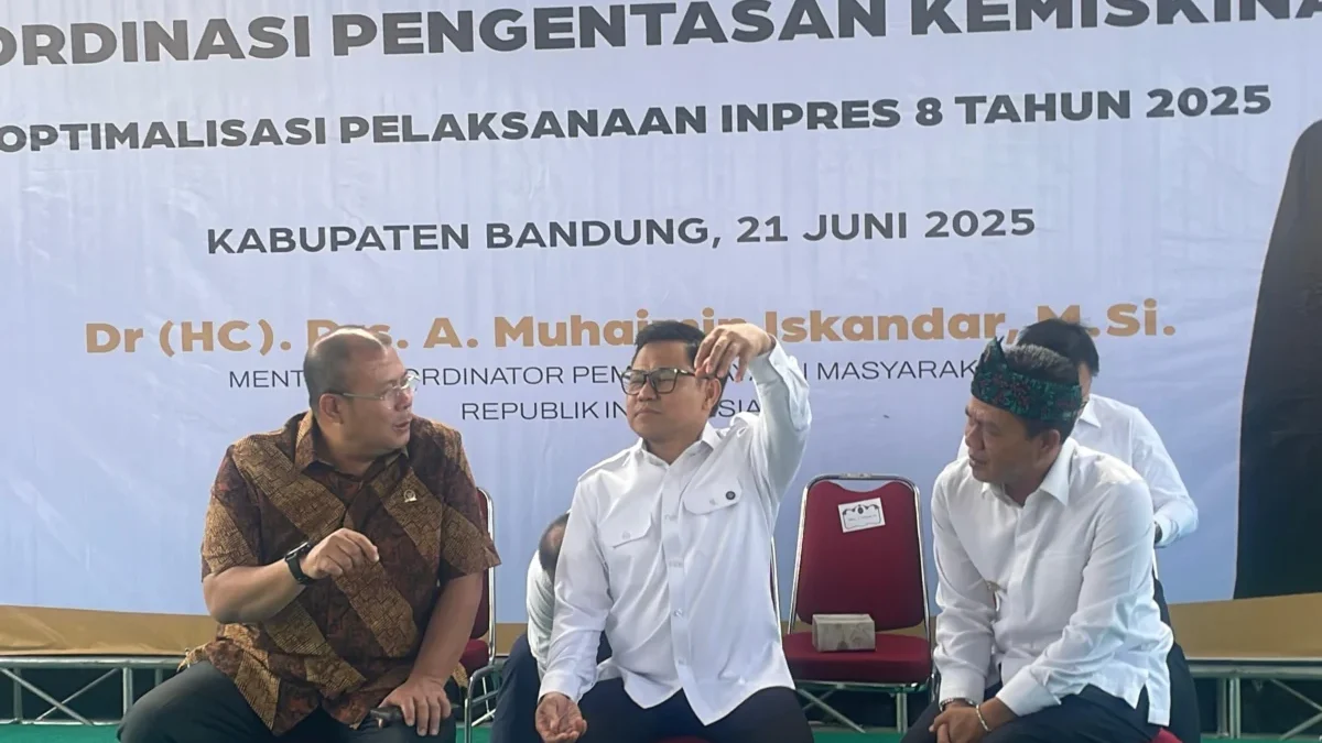 Menteri Koordinator Pemberdayaan Masyarakat Muhaimin Iskandar (tengah), Bupati Bandung Dadang Supriatna (Kanan) dan Wakil Ketua DPR RI, Cucun Ahmad Syamsurijal (Kiri) saat menghadiri rembug warga bertajuk koordinasi pengentasan kemiskinan di Desa Wangisagara, Kecamatan Majalaya, Kabupaten Bandung, Sabtu (21/6/2025). Foto Agi