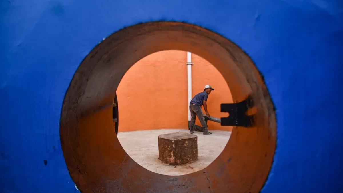 Pekerja menyelesaikan pengerjaan proyek tangki Biodigester di belakang Pasar Induk Gedebage, Kota Bandung, Senin (16/6). Foto: Dimas Rachmatsyah / Jabar Ekspres