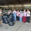 Srikandi PLN Icon Plus Regional Jawa Barat Serahkan Sampah Plastik ke Bank Sampah Bersinar sebagai Bagian dari Aksi “Zero Waste Warriors”