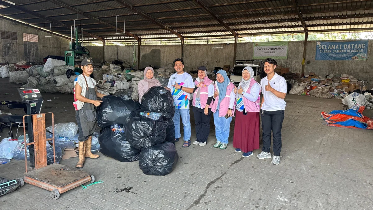 Srikandi PLN Icon Plus Regional Jawa Barat Serahkan Sampah Plastik ke Bank Sampah Bersinar sebagai Bagian dari Aksi “Zero Waste Warriors”