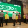 Penyematan pin dari Wakil Rektor Bidang Infrastruktur dan Fasilitas UI Agus Setiawan S.Kp., M.M., D.N. (kiri kedua), Dekan FKM UI Prof.dr.Mondastri Korib Sudaryo, M.S.D.Sc.(kanan), Dirkamsel Korlantas Polri Brigjen.Pol.Dr.Bakharuddin Muhammad Syah,SH,S.IK,M.Si (kiri) bersama Ketua Yayasan AHM Ahmad Muhibuddin (kanan kedua) kepada para perwakilan Safety Riding Agent yang merupakan mahasiswa Universitas Indonesia dalam gelaran Safety Riding Campaign