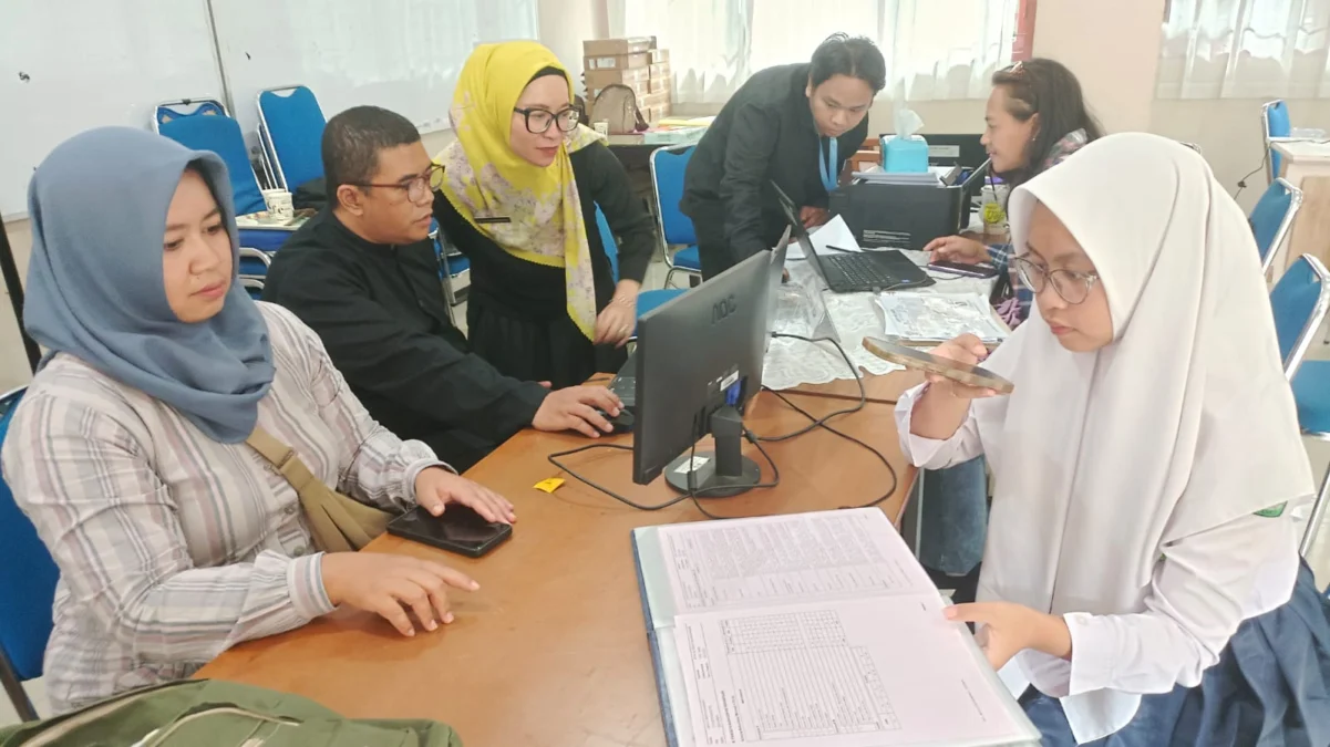 Pendaftaran hari pertama Sistem Penerimaan Murid Baru (SPMB) tahap l tahun pelajaran 2025/2026 di SMAN 20 Kota Bandung, Selasa (10/6).