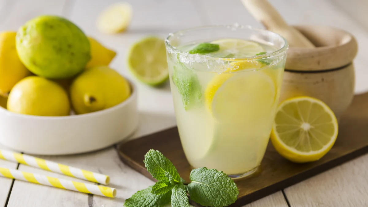 7 Manfaat Minum Air Lemon Saat Perut Kosong di Pagi Hari