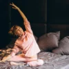 Cuma Butuh 5 Menit! 5 Gerakan Sebelum Tidur yang Ampuh Turunkan Berat Badan