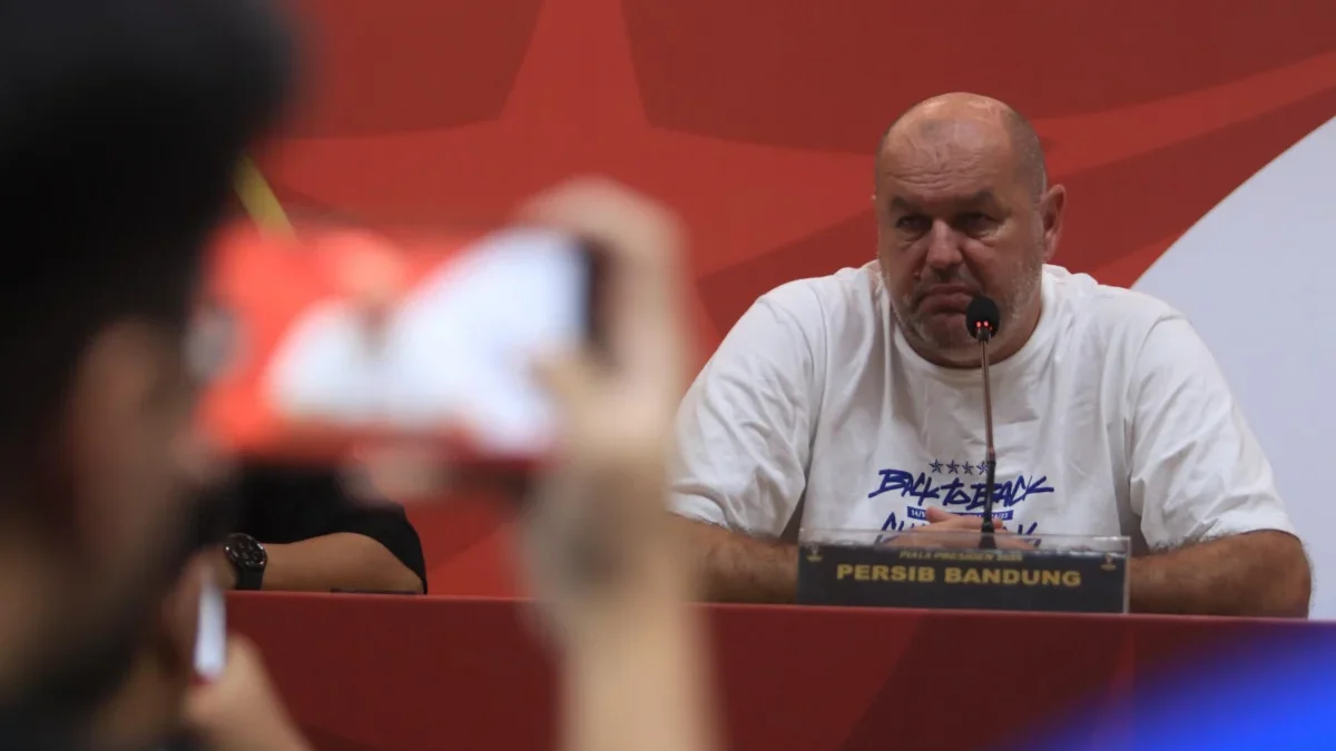 Pelatih Persib Bojan Hodak saat sesi konferensi pers seusai pertandingan. Foto Agi