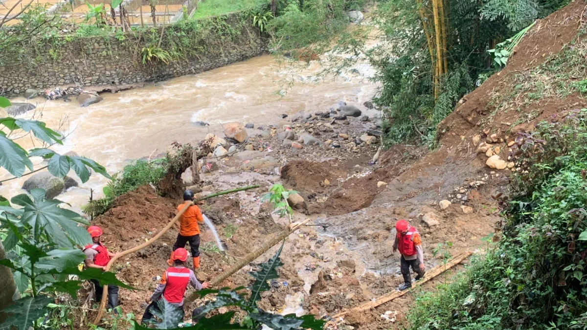 Pegawai Kemendagri Tewas Tertimbun Longsor Saat Memancing di Megamendung