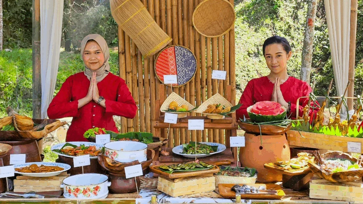 10 Kuliner Sunda Paling Ikonik di Bandung yang Wajib Dicoba 10 Kuliner Sunda Paling Ikonik di Bandung yang Wajib Dicoba