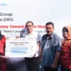 GM Finance & Business Control AdMedika Topan Susanto (ketiga dari kiri) dan Digital TelkoMedika Ahmad Faishol (paling kanan) saat menyerahkan bantuan kepada warga Sempur pada acara Tanggung Jawab Sosial & Lingkungan (TJSL) AdMedika di wilayah Kampung Rambutan, Kelurahan Sempur, Kota Bogor, Kamis (26/6)