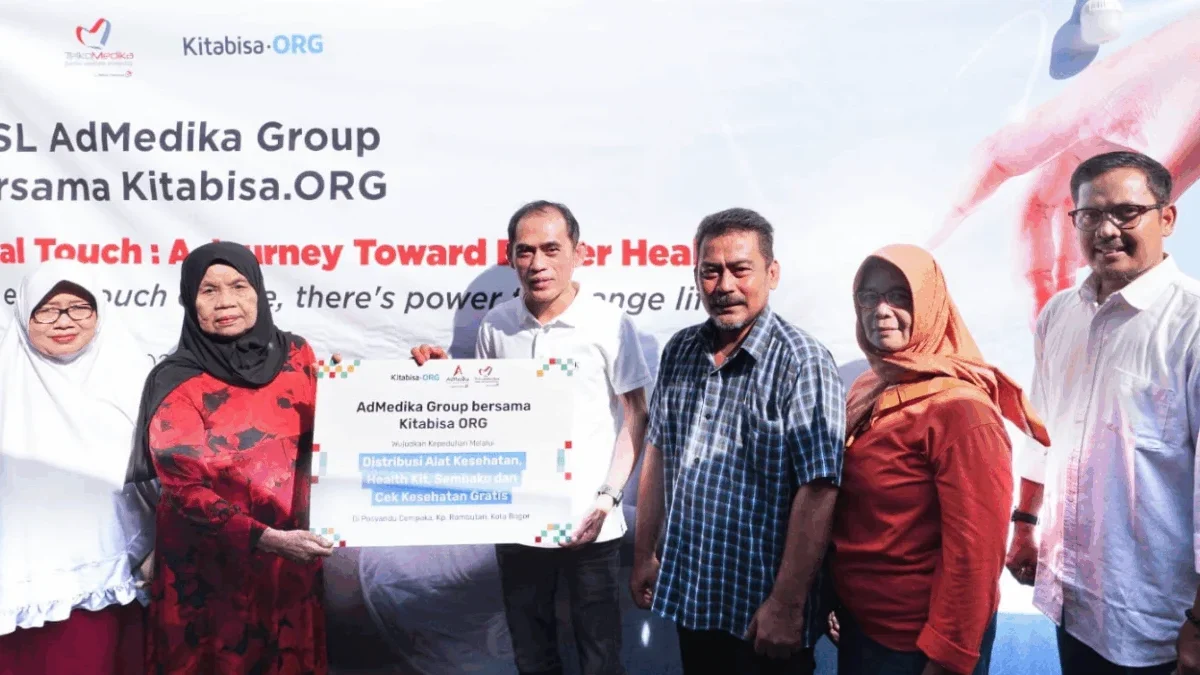 GM Finance & Business Control AdMedika Topan Susanto (ketiga dari kiri) dan Digital TelkoMedika Ahmad Faishol (paling kanan) saat menyerahkan bantuan kepada warga Sempur pada acara Tanggung Jawab Sosial & Lingkungan (TJSL) AdMedika di wilayah Kampung Rambutan, Kelurahan Sempur, Kota Bogor, Kamis (26/6)
