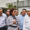 Gubernur Jawa Barat Dedi Mulyadi (kanan) bersama Walikota Bandung Muhammad Farhan (kiri) dan Founder Susi Air Susi Pudjiastuti (tengah) saat menghadiri inagurasi penerbangan perdana pesawat Caravan milik maskapai Susi Air tujuan Bandung-Yogyakarta di Bandara Husein Sastranegara, Kota Bandung, Rabu (2/7). Foto: Dimas Rachmatsyah / Jabar Ekspres