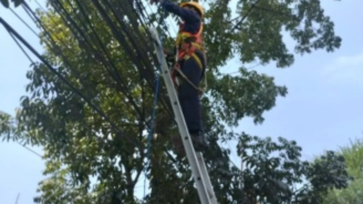 Penataan jaringan kabel fiber optik sebagai bentuk kolaborasi antara Diskominfo dan PLN Icon Plus.