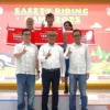 Jajaran manajemen Yayasan AHM berfoto bersama tiga duta Safety Riding Lab (SRL) yang menjadi pememang Safety Riding Camp 2025 (8-10/7)