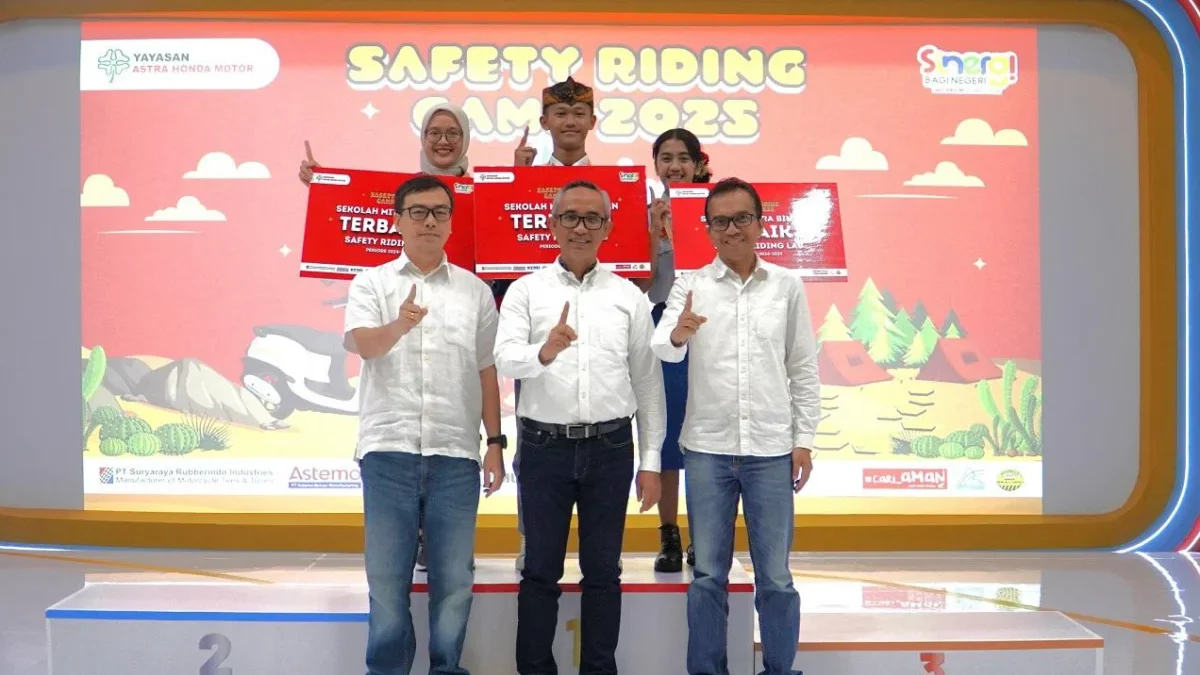 Jajaran manajemen Yayasan AHM berfoto bersama tiga duta Safety Riding Lab (SRL) yang menjadi pememang Safety Riding Camp 2025 (8-10/7)
