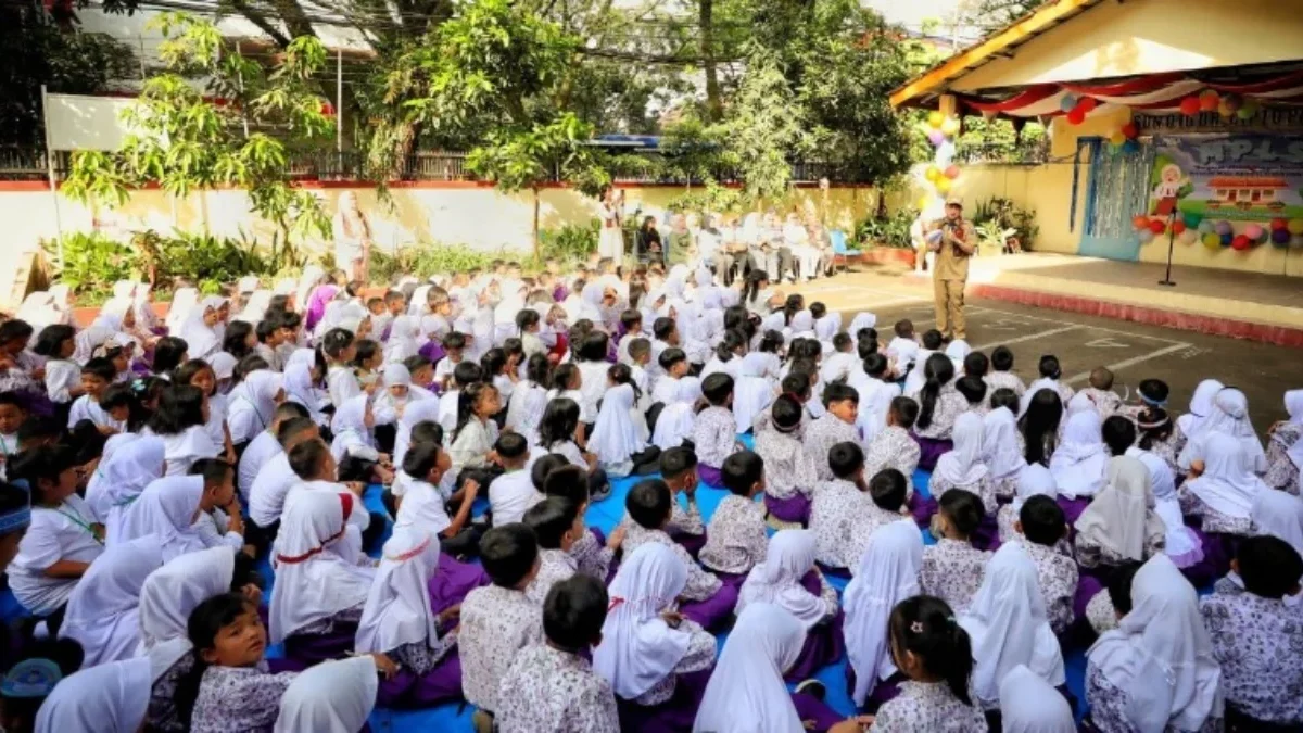Tak Sesuai Himbauan Gubernur, Ini Aturan Jam Masuk Sekolah di Kota Bandung Iluastrasi siswa mengikuti aturan jam masuk sekolah di Kota Bandung. (dok.bandung.go.id)