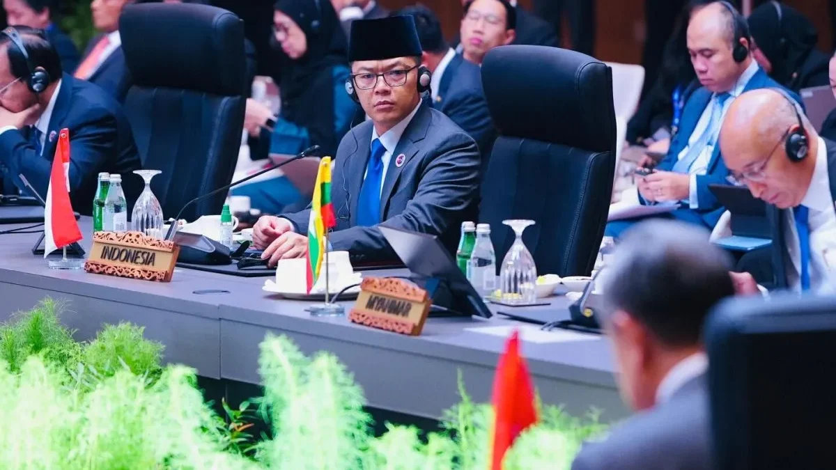 Menteri Luar Negeri Sugiono (tengah) dalam Pertemuan Menteri Luar Negeri ASEAN–China di sela-sela rangkaian ASEAN Foreign Ministers’ Meeting/Post-Ministerial Conference (AMM/PMC) ke-58 di Kuala Lumpur, Malaysia. (Foto/ANTARA)