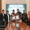 EVP Telkom Regional II Edie Kurniawan (Keempat dari kanan) dan Ketua Yayasan Waqaf Al Muhajirien Jakapermai Mo