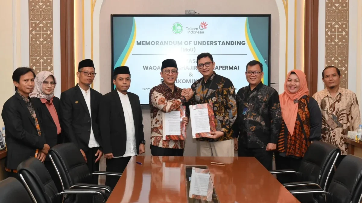 EVP Telkom Regional II Edie Kurniawan (Keempat dari kanan) dan Ketua Yayasan Waqaf Al Muhajirien Jakapermai Mo
