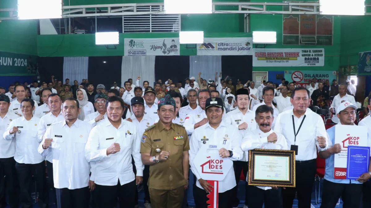 Koperasi Merah Putih Sudah Terbentuk di 280 Desa/Kelurahan se-Kab Bandung Bupati Bandung Dadang Supriatna saat meninjau gerai, unit usaha KDMP, seusai menyaksikan peluncuran kelembagaan 80 ribu KDMP oleh Presiden RI.