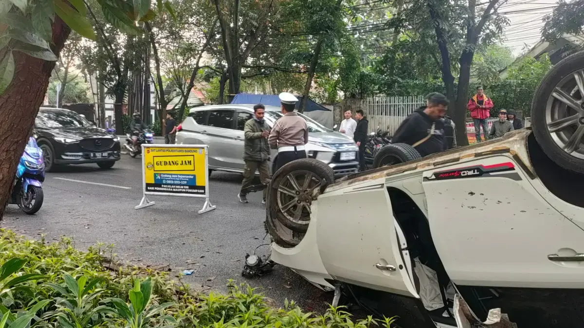 Kecelakaan di Jalan Rajawali Barat: Toyota Yaris Terbalik, Polisi Masih Selidiki Penyebab Dok. Sebuah mobil terbalik di jalan rajawali. Senin (28/7). Foto. Sandi Nugraha.
