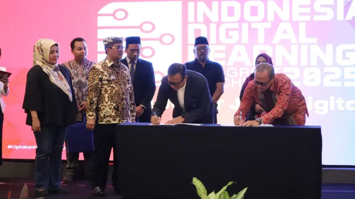 GM Telkom Priangan Timur Nugroho Setio Budi (kiri) dan Perwakilan Kepala Sekolah program Indonesia Digital Lea