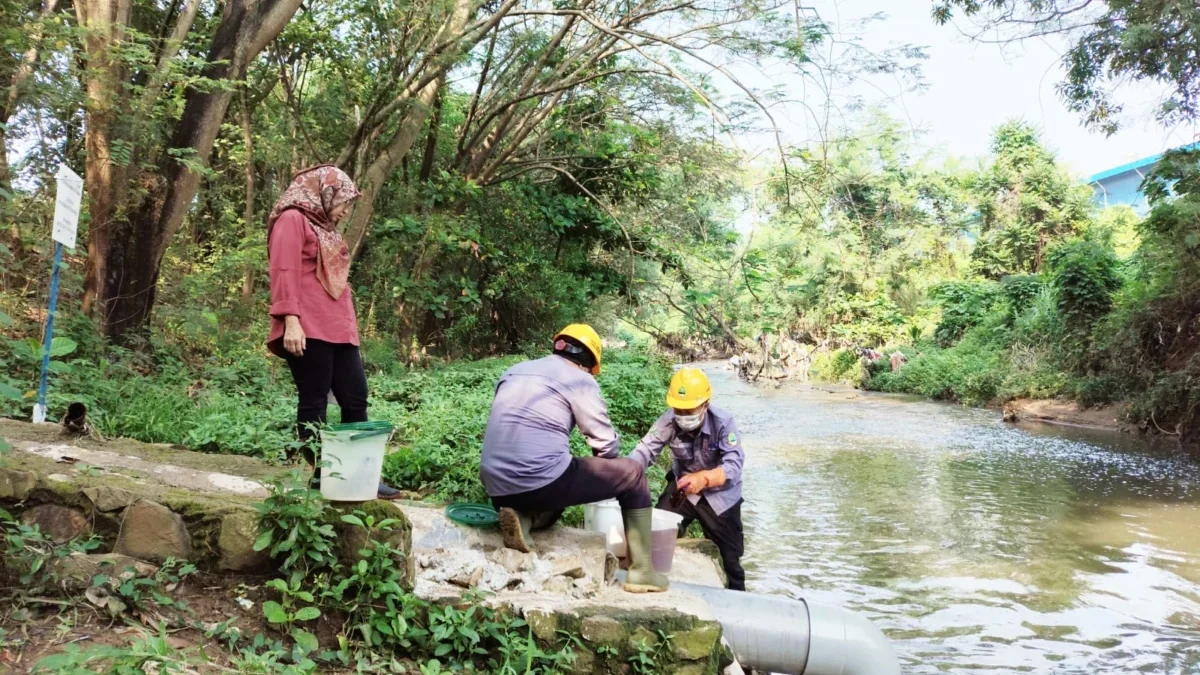 DLH Jabar Teliti Sampel Air Sungai Cilemahabang yang Diduga Tercemar Tim DLH saat ambil sampel air sungai